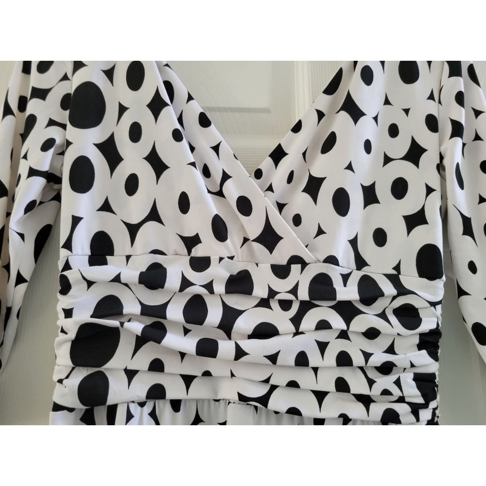 Sandra Darren Womens dress White and Black V neck Ruched waist size 10 - Picture 4 of 7
